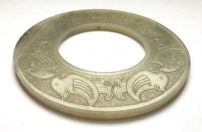 Un disque bi en jade c&eacute;ladon p&acirc;le, Ming ou avant