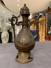 Une verseuse en bronze pour le march&eacute; islamique, Chine, 17/18&egrave;me