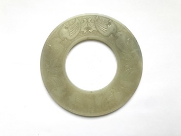 Un disque bi en jade c&eacute;ladon p&acirc;le, Ming ou avant