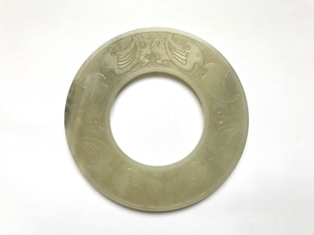 Un disque bi en jade c&eacute;ladon p&acirc;le, Ming ou avant