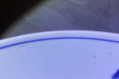 Un plat en porcelaine de Chine bleu et blanc &agrave; d&eacute;cor de grues, marque et &eacute;poque de Jiajing
