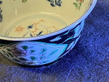 Une paire de tasses et soucoupes en porcelaine de Chine famille noire, Kangxi