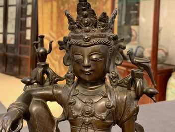 Une figure de Guanyin sur un dragon en bronze incrust&eacute; d'argent, marque de Shisou, 18/19&egrave;me