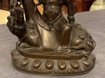 Une figure de Guanyin sur un dragon en bronze incrust&eacute; d'argent, marque de Shisou, 18/19&egrave;me