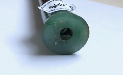 Een Chinese bamboe opiumpijp met jade en half-edelstenen bezet, 19e eeuw