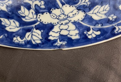 Une paire de plats en porcelaine de Chine bleu et blanc, Kangxi