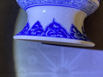 Une paire de vases de forme rouleau en porcelaine de Chine en bleu et blanc, Kangxi