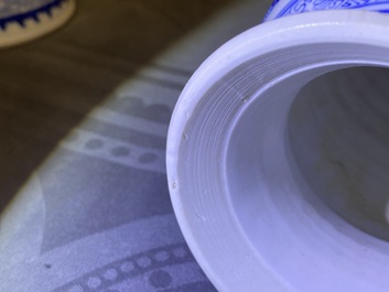 Une paire de vases de forme rouleau en porcelaine de Chine en bleu et blanc, Kangxi