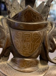 Une figure de Guanyin sur un dragon en bronze incrust&eacute; d'argent, marque de Shisou, 18/19&egrave;me