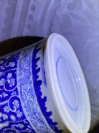 Une paire de vases de forme rouleau en porcelaine de Chine en bleu et blanc, Kangxi