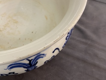 Een Chinese blauw-witte wierookbrander met kostbaarheden, Kangxi