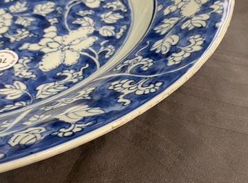 Une paire de plats en porcelaine de Chine bleu et blanc, Kangxi