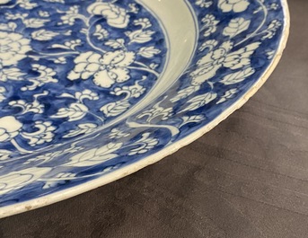 Une paire de plats en porcelaine de Chine bleu et blanc, Kangxi