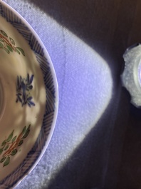 Une paire de tasses et soucoupes en porcelaine de Chine famille noire, Kangxi