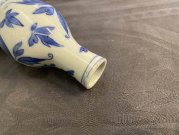 Een Chinese blauw-witte kalebasvaas met figuratief decor, Transitie periode