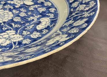 Une paire de plats en porcelaine de Chine bleu et blanc, Kangxi