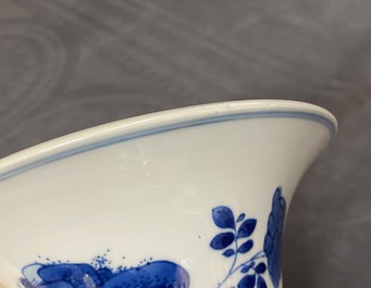 Un vase en porcelaine de Chine en bleu et blanc, Kangxi
