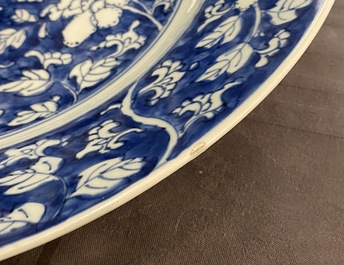 Une paire de plats en porcelaine de Chine bleu et blanc, Kangxi