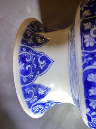 Une paire de vases de forme rouleau en porcelaine de Chine en bleu et blanc, Kangxi