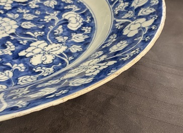 Une paire de plats en porcelaine de Chine bleu et blanc, Kangxi
