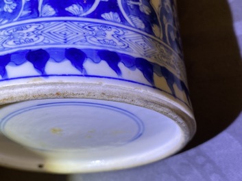 Une paire de vases de forme rouleau en porcelaine de Chine en bleu et blanc, Kangxi