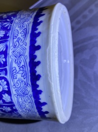 Une paire de vases de forme rouleau en porcelaine de Chine en bleu et blanc, Kangxi
