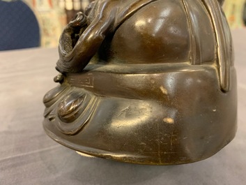 Une figure de Guanyin sur un dragon en bronze incrust&eacute; d'argent, marque de Shisou, 18/19&egrave;me