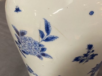Een Chinese blauw-witte knobbelvaas met floraal decor, Transitie periode