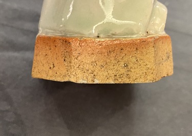 Huit groupes en biscuit &eacute;maill&eacute; bleu, blanc et c&eacute;ladon, Chine, Qianlong/Jiaqing