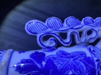 Drie Chinese blauw-witte vazen, Kangxi