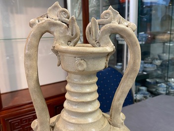 Une amphore &agrave; anses dragons en gr&egrave;s &eacute;maill&eacute; cr&egrave;me, Sui/Tang