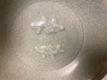 Deux plats en porcelaine de Chine c&eacute;ladon de Longquan &agrave; d&eacute;cor de poissons, Ming