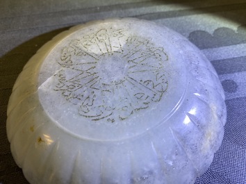 A Chinese incised Mughal style chalcedony 'chrysanthemum' dish, 19th C.