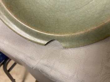 Deux plats en porcelaine de Chine c&eacute;ladon de Longquan &agrave; d&eacute;cor de poissons, Ming