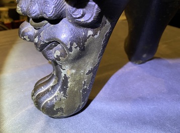 Un grand br&ucirc;le-parfum couvert en bronze sur socle en bois sculpt&eacute;, Chine, Ming