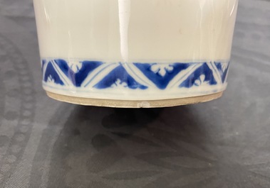 Drie Chinese blauw-witte vazen, Kangxi