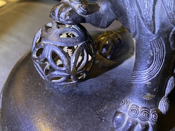 Un grand br&ucirc;le-parfum couvert en bronze sur socle en bois sculpt&eacute;, Chine, Ming