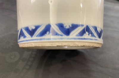 Drie Chinese blauw-witte vazen, Kangxi