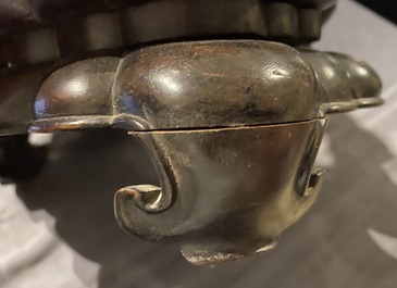 Un grand br&ucirc;le-parfum couvert en bronze sur socle en bois sculpt&eacute;, Chine, Ming