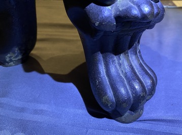 Un grand br&ucirc;le-parfum couvert en bronze sur socle en bois sculpt&eacute;, Chine, Ming