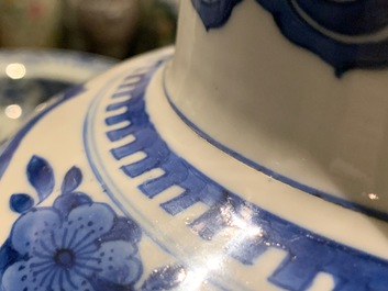 Un vase en porcelaine de Chine en bleu et blanc &agrave; d&eacute;cor de dragons, Kangxi