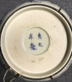 Une collection en porcelaine de Chine et Japon en bleu et blanc, Ming et apr&egrave;s