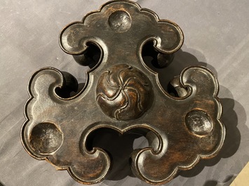 Un grand br&ucirc;le-parfum couvert en bronze sur socle en bois sculpt&eacute;, Chine, Ming