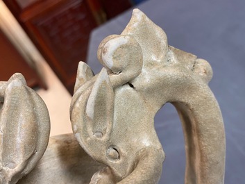 Une amphore &agrave; anses dragons en gr&egrave;s &eacute;maill&eacute; cr&egrave;me, Sui/Tang