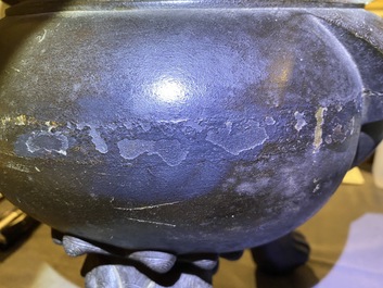 Un grand br&ucirc;le-parfum couvert en bronze sur socle en bois sculpt&eacute;, Chine, Ming
