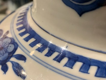 Un vase en porcelaine de Chine en bleu et blanc &agrave; d&eacute;cor de dragons, Kangxi