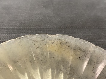 A Chinese incised Mughal style chalcedony 'chrysanthemum' dish, 19th C.