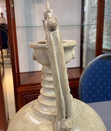 Une amphore &agrave; anses dragons en gr&egrave;s &eacute;maill&eacute; cr&egrave;me, Sui/Tang