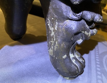 Un grand br&ucirc;le-parfum couvert en bronze sur socle en bois sculpt&eacute;, Chine, Ming