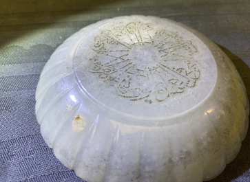 A Chinese incised Mughal style chalcedony 'chrysanthemum' dish, 19th C.